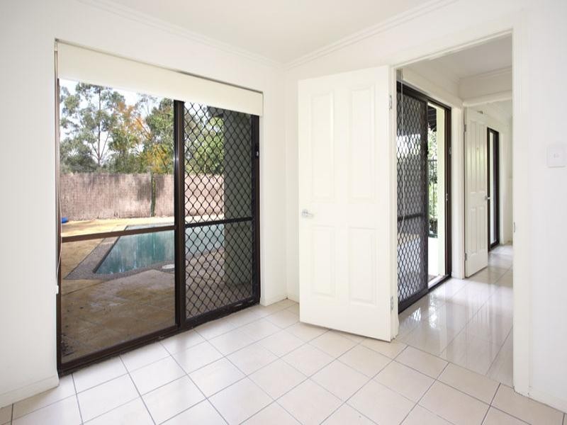 6 Robyn Street, Chapel Hill QLD 4069