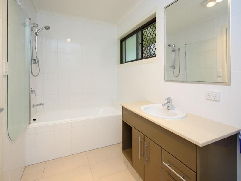 6 Robyn Street, Chapel Hill QLD 4069