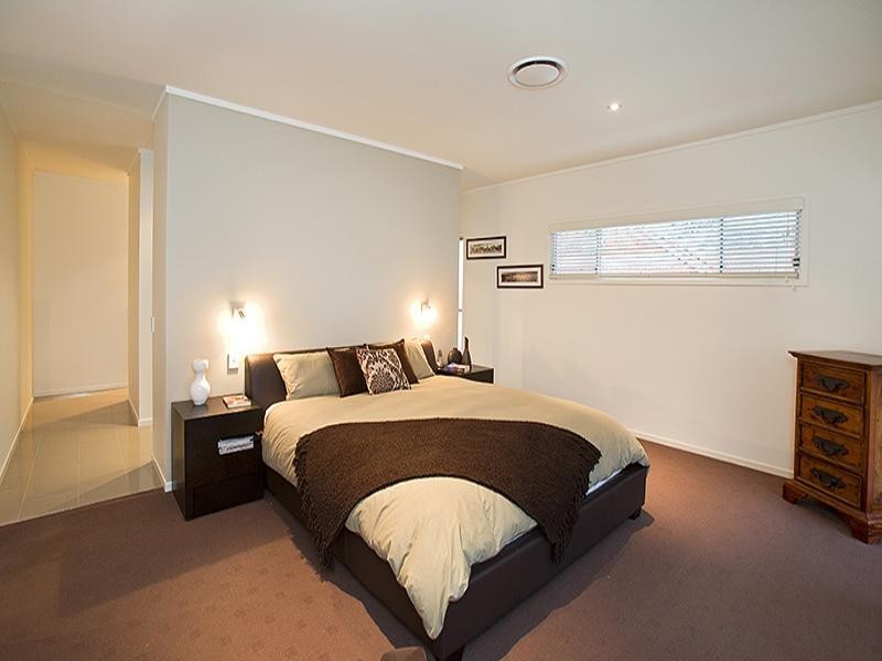 112 Hawken Drive, St Lucia QLD 4067