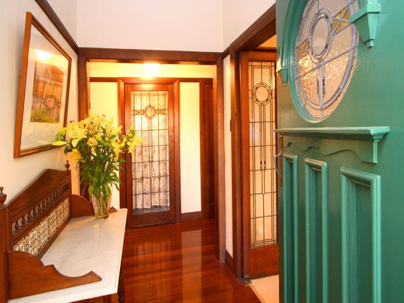 8 Mount Street, Greenslopes QLD 4120