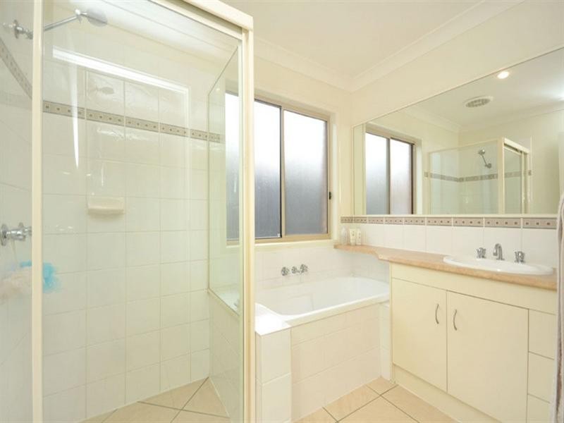 127 Englefield Road, Oxley QLD 4075
