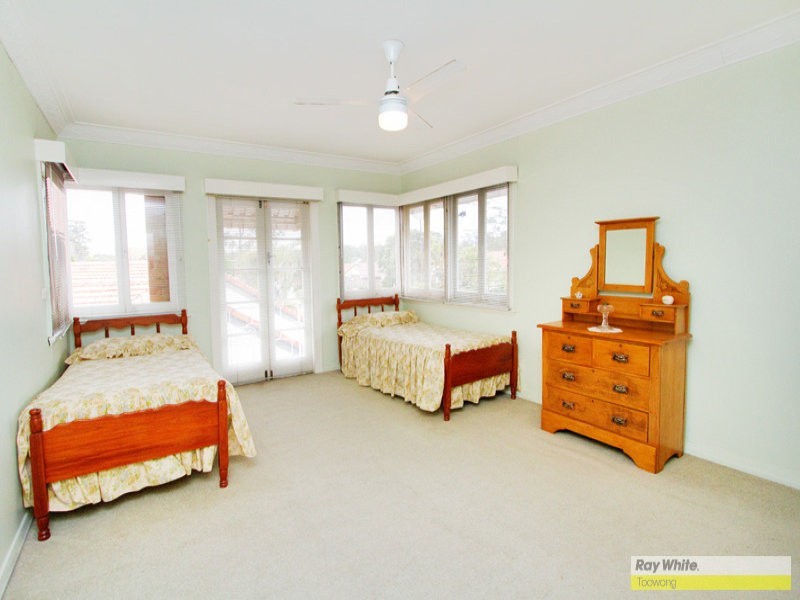 289 Hawken Drive, St Lucia QLD 4067