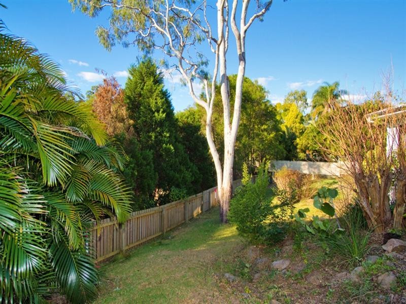 16 Nara Street, Kenmore QLD 4069