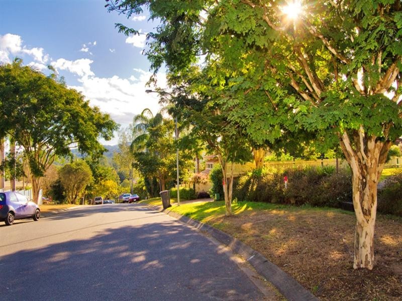 16 Nara Street, Kenmore QLD 4069
