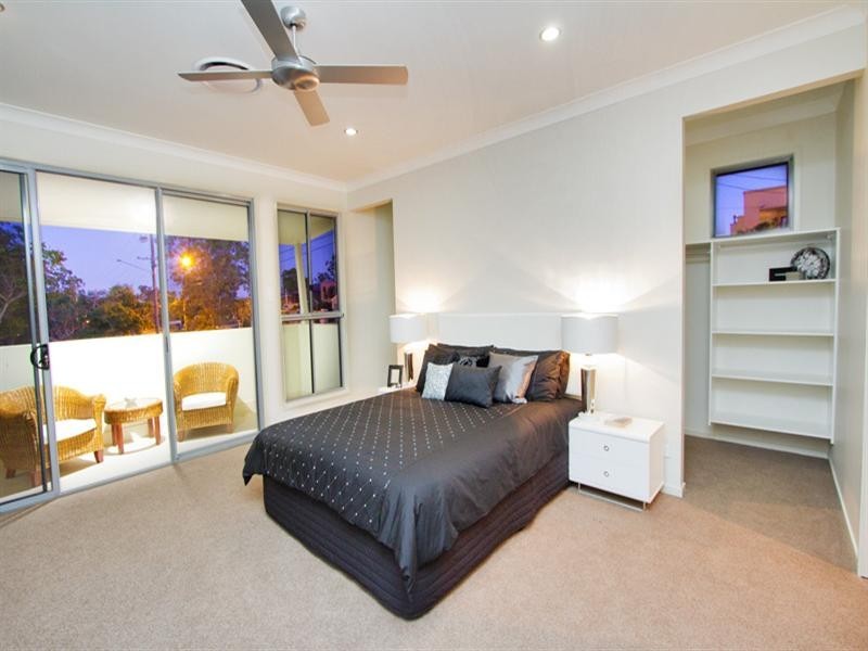 136 Hawken Drive, St Lucia QLD 4067