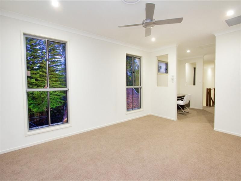 136 Hawken Drive, St Lucia QLD 4067