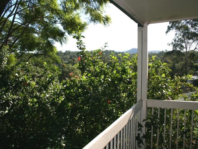 4 Lanark Street, Kenmore QLD 4069