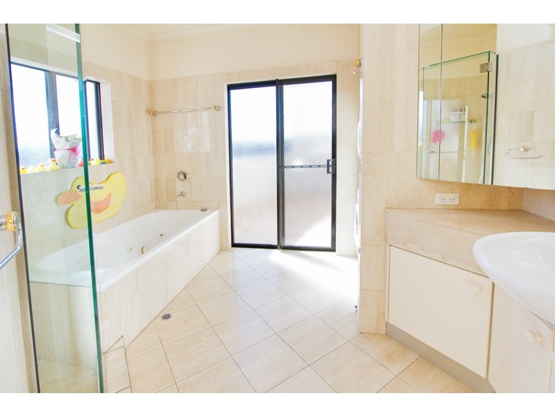 18/523 Coronation Drive, Toowong QLD 4066