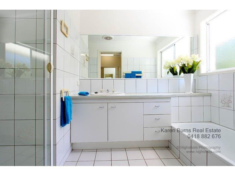 4 Ringway Place, Chapel Hill QLD 4069