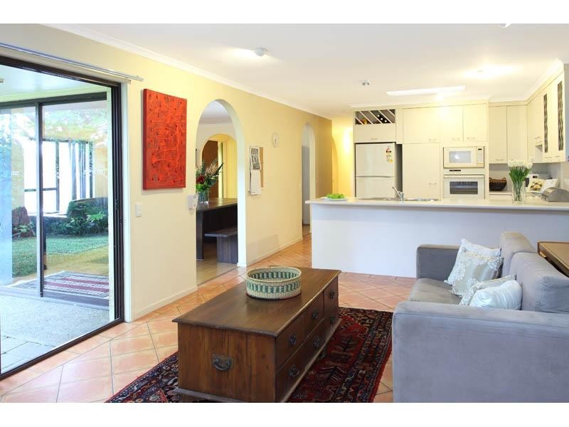 15 Ootana Street, Chapel Hill QLD 4069