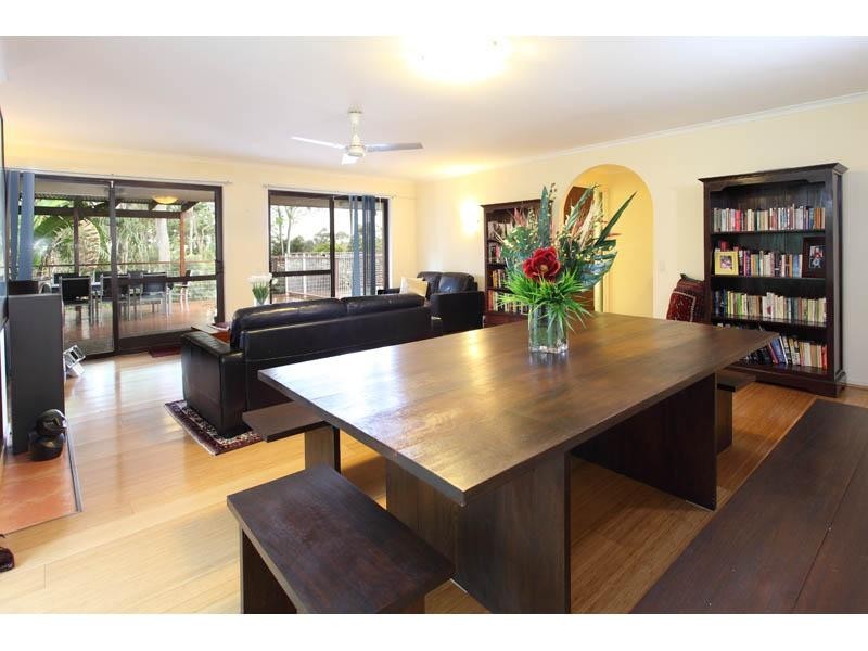 15 Ootana Street, Chapel Hill QLD 4069