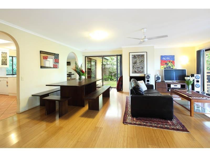 15 Ootana Street, Chapel Hill QLD 4069