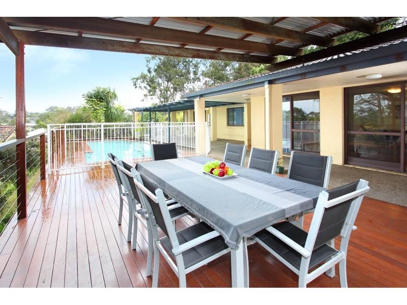 15 Ootana Street, Chapel Hill QLD 4069