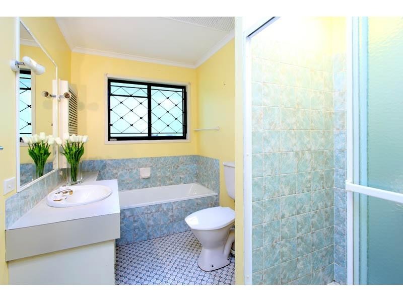 15 Ootana Street, Chapel Hill QLD 4069