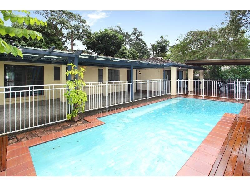 15 Ootana Street, Chapel Hill QLD 4069