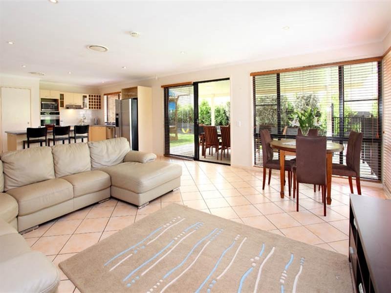 20 Farnworth Street, Chapel Hill QLD 4069