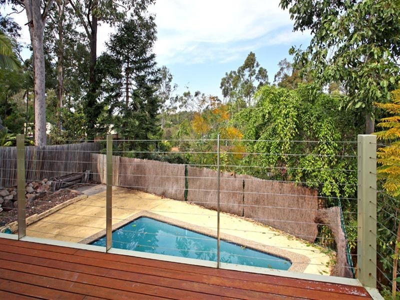 6 Robyn Street, Chapel Hill QLD 4069