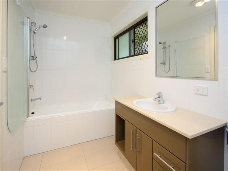 6 Robyn Street, Chapel Hill QLD 4069