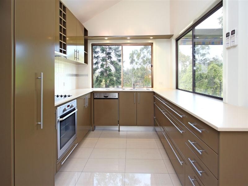 6 Robyn Street, Chapel Hill QLD 4069