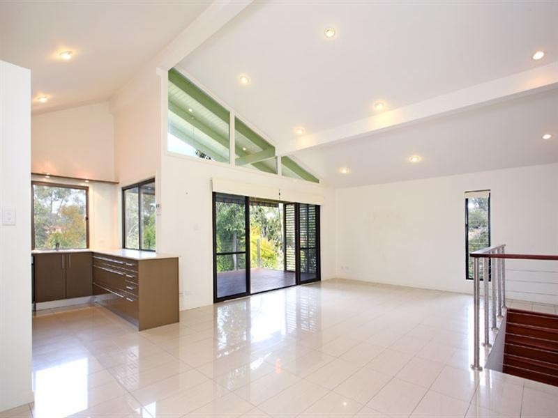 6 Robyn Street, Chapel Hill QLD 4069