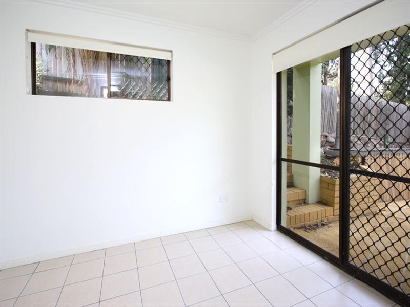 6 Robyn Street, Chapel Hill QLD 4069