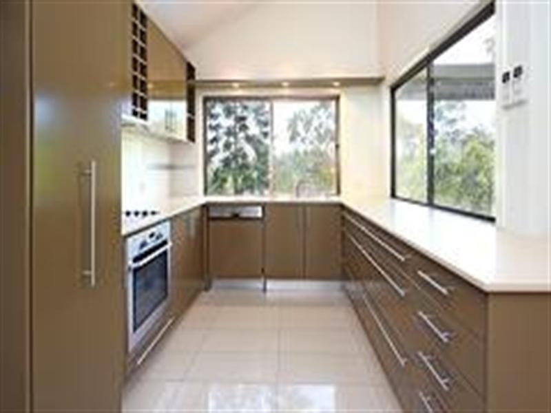 6 Robyn Street, Chapel Hill QLD 4069