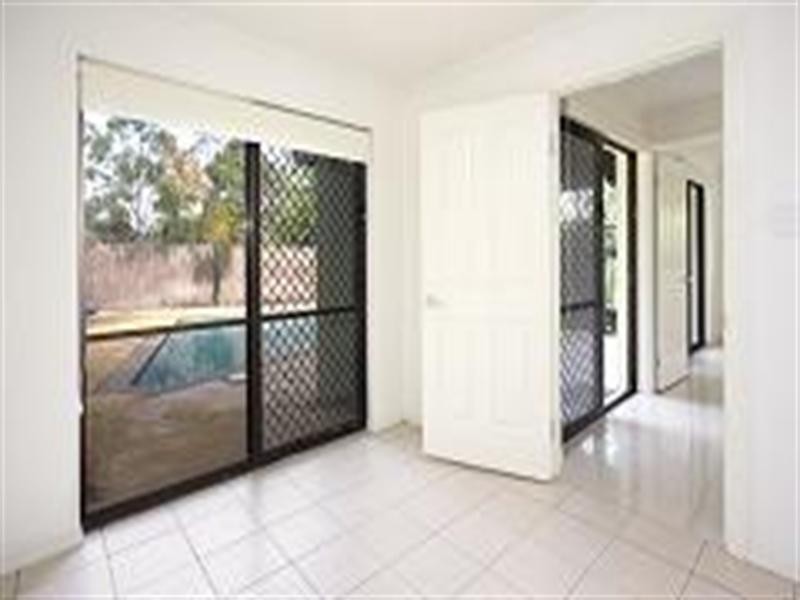 6 Robyn Street, Chapel Hill QLD 4069