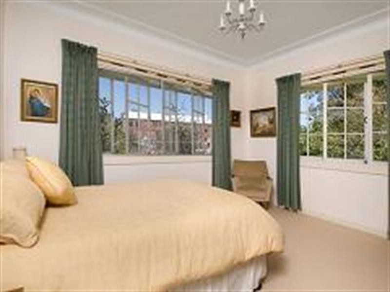 2 Mavis Street, St Lucia QLD 4067