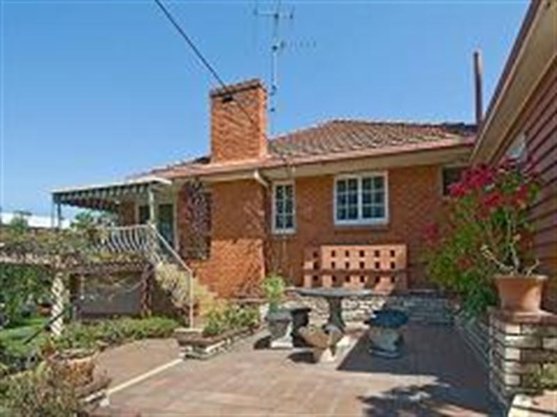 2 Mavis Street, St Lucia QLD 4067