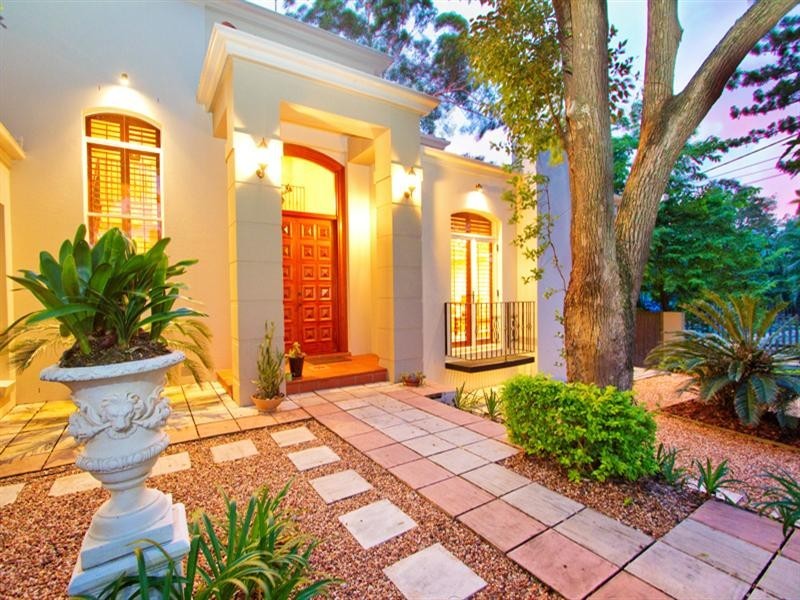 88 Eighth Avenue, St Lucia QLD 4067