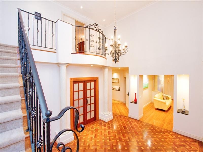 88 Eighth Avenue, St Lucia QLD 4067