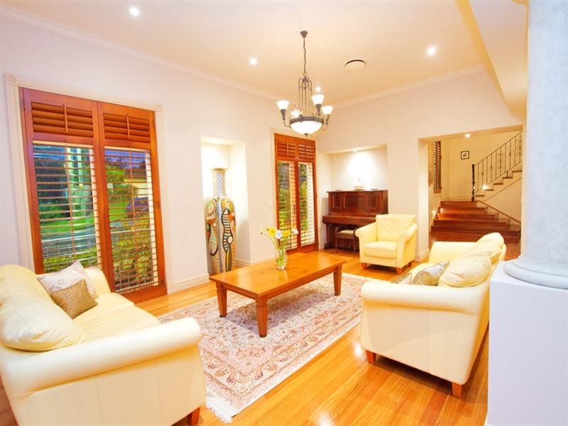 88 Eighth Avenue, St Lucia QLD 4067