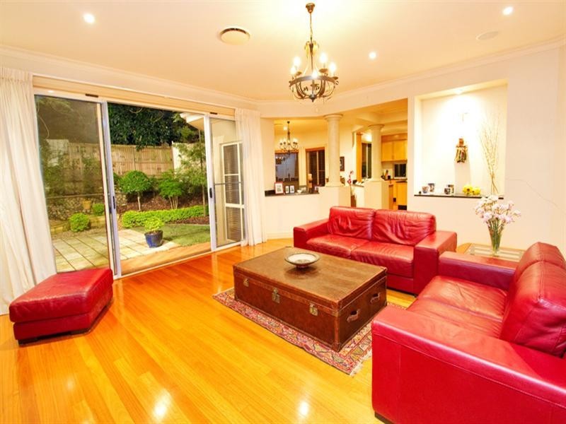88 Eighth Avenue, St Lucia QLD 4067