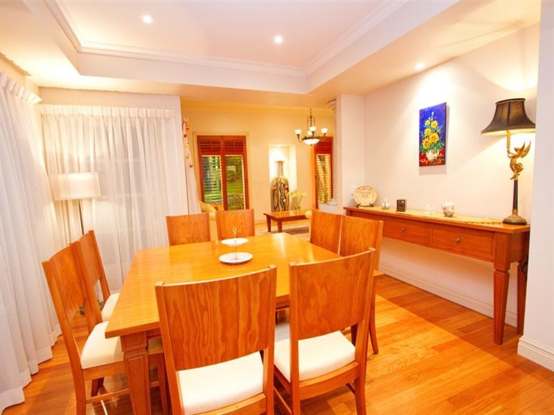 88 Eighth Avenue, St Lucia QLD 4067