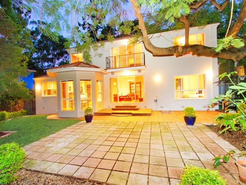 88 Eighth Avenue, St Lucia QLD 4067