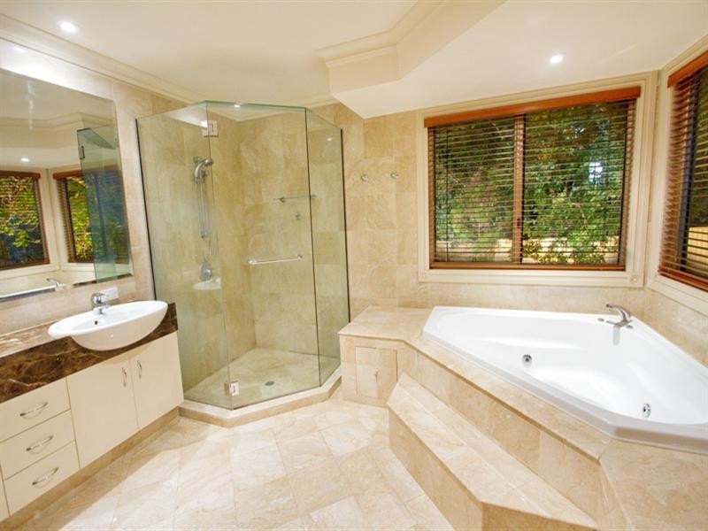 88 Eighth Avenue, St Lucia QLD 4067