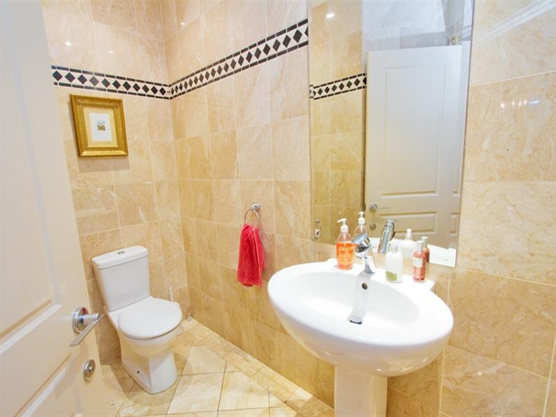 88 Eighth Avenue, St Lucia QLD 4067