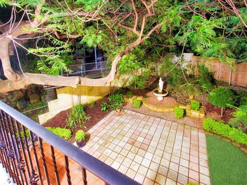 88 Eighth Avenue, St Lucia QLD 4067