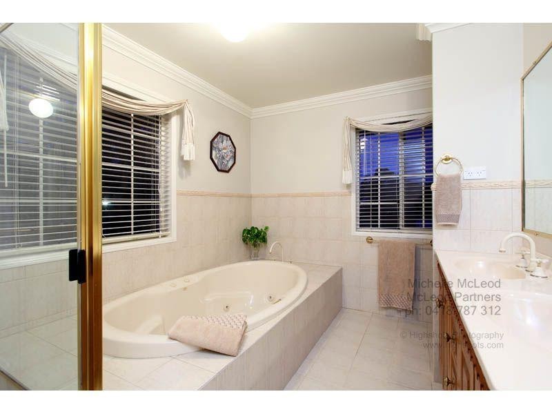 7 Brushbox Court, Chapel Hill QLD 4069