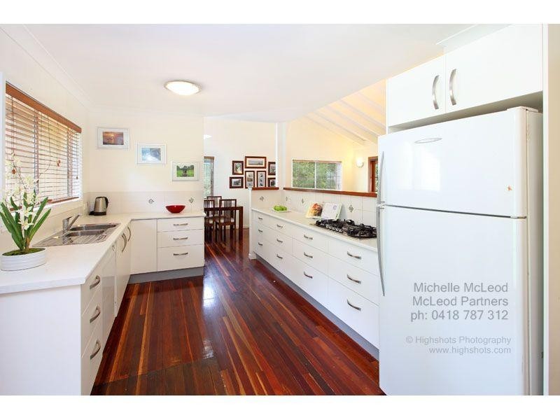 12 Tucker Street, Chapel Hill QLD 4069