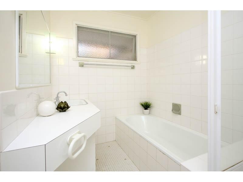 18 Harvard Street, Kenmore QLD 4069