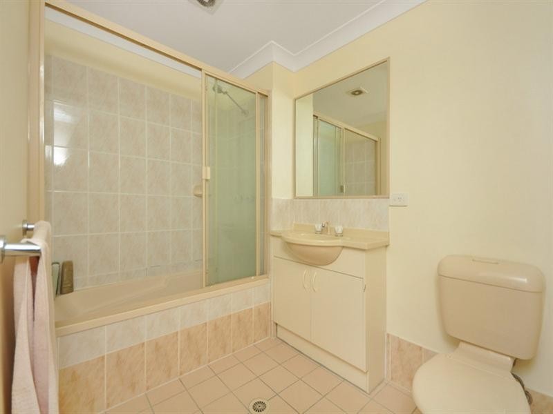 2/52 Mitre Street, St Lucia QLD 4067