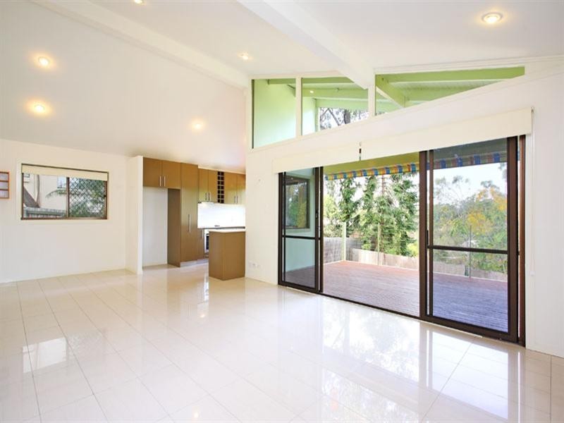 6 Robyn Street, Chapel Hill QLD 4069