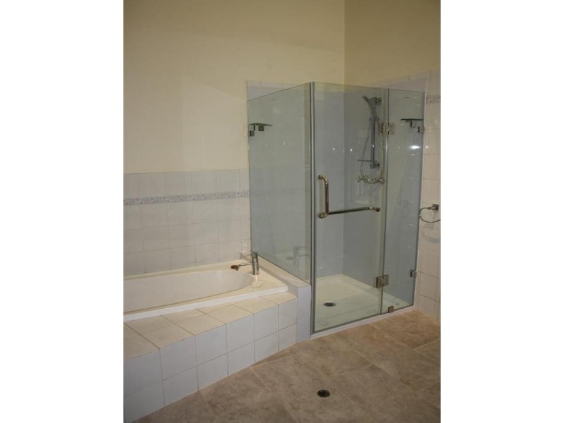 4/1 Jerdanefield Road, St Lucia QLD 4067