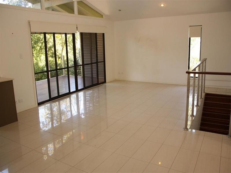 6 Robyn Street, Chapel Hill QLD 4069