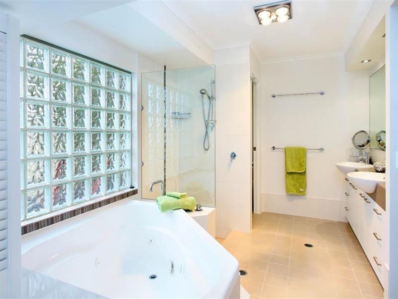 18 Chadston Close, Kenmore Hills QLD 4069