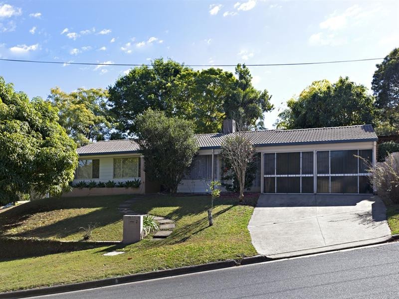 2 Whitian Street, Chapel Hill QLD 4069