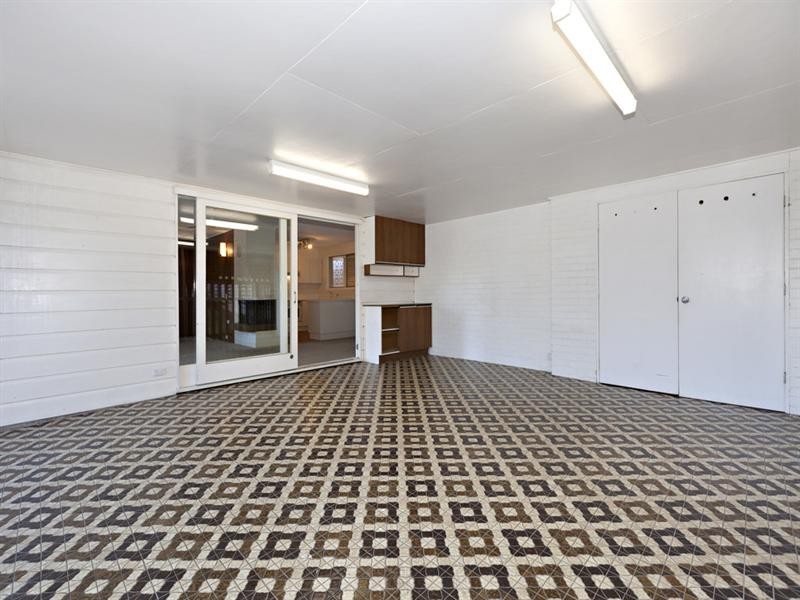 2 Whitian Street, Chapel Hill QLD 4069