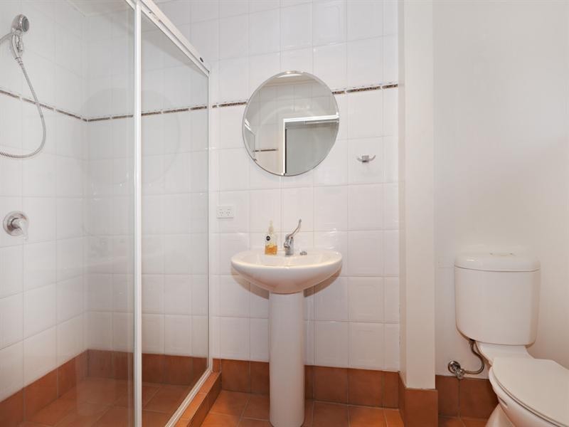 2 Whitian Street, Chapel Hill QLD 4069