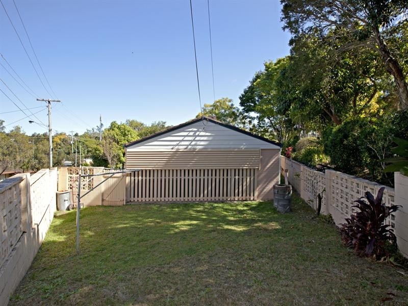 2 Whitian Street, Chapel Hill QLD 4069